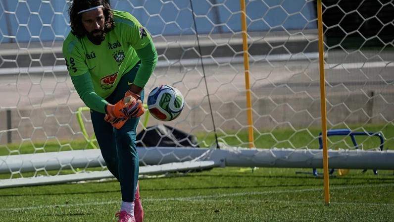 "Sai que é sua, Alisson": Goleiro é o mais alto do Brasil com 1,93m e pode ter trabalho dobrado com os grandalhões da Escócia na primeira fase e da Holanda, Noruega e Alemanha na etapa eliminatória - (crédito: Mauro Pimentel/AFP)