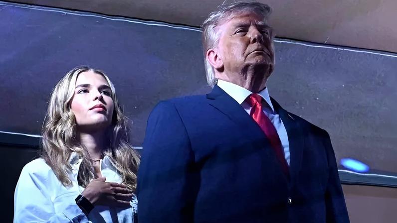 No Hino Nacional , a imagem do presidente de pé foi exibida no telão, o que provocou a reação imediata de muitos espectadores.