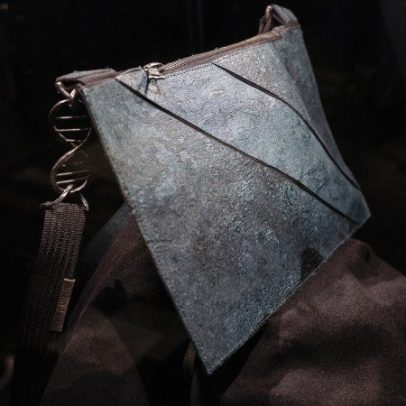 Bolsa de couro feita com células de T-Rex vai a leilão