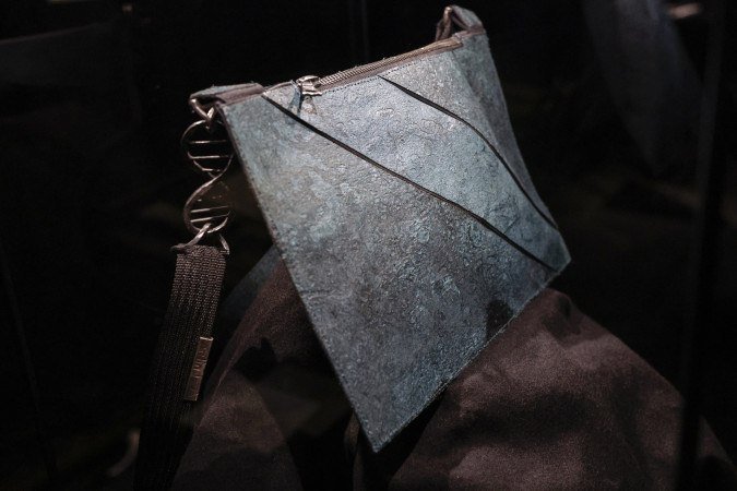 Esta fotografia mostra a primeira bolsa de "couro T-Rex" em exposição antes do seu leilão no Hotel Drouot, em Paris, no dia 9 de junho de 2026 - (crédito: STEPHANE DE SAKUTIN / AFP)
