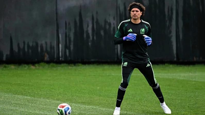 México aposta na experiência do goleiro Guillermo Ochoa - (crédito: YURI CORTEZ / AFP)