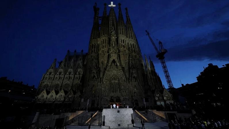 Papa Leão XVI faz reverência a Antoni Gaudí