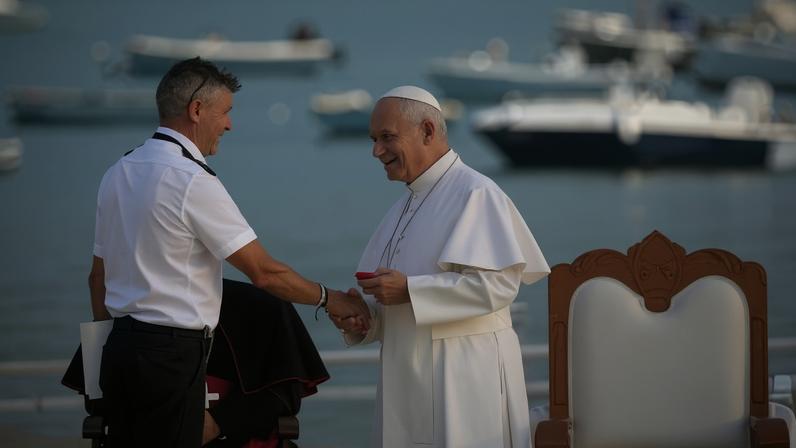 O pontífice cumprimenta Tito Villarmea, responsável pelo navio de resgate marítimo Urania: - (crédito: Pierre-Philippe Marcou/AFP)