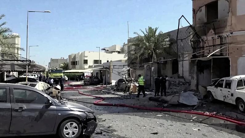 Impacto de ataque do Irã ao Bahrein, que abriga uma das principais bases dos EUA na região: vizinhos pressionam Washington por fim da guerra - (crédito: Bahrain TV/AFP)