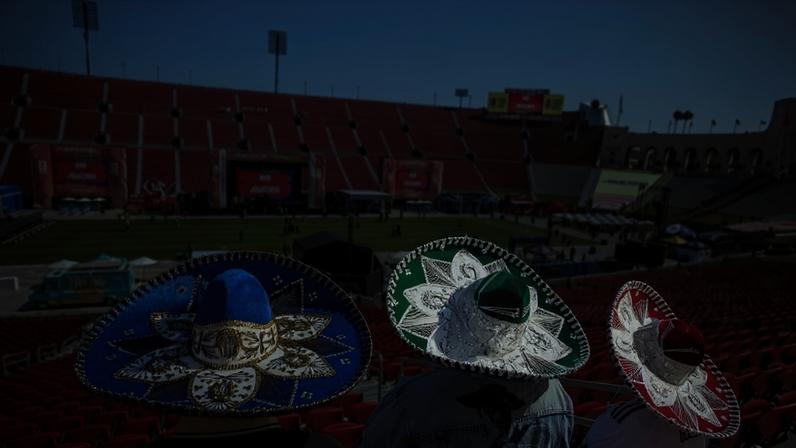 Torcedores mexicanos chegam ao Estádio Memorial Coliseu de Los Angeles para assistir à partida de abertura da Copa do Mundo FIFA de 2026 entre México e África do Sul no Festival de Torcedores da FIFA em Los Angeles, Califórnia, em 11 de junho de 2026 - (crédito: APU GOMES / AFP)