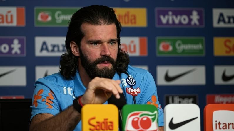 Titular do técnico Carlo Ancelotti, goleiro Alisson concedeu entrevista nesta quinta-feira (11/6): "Eu sou o meu maior crítico"