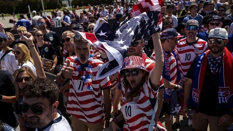 Fãs começam a chegar ao SoFi Stadium para a estreia dos EUA na Copa e a terceira cerimônia de abertura - (crédito: ETIENNE LAURENT / AFP)