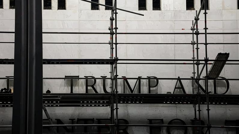 Andaimes estão montados perto da placa do "Donald J. Trump and John F. Kennedy Memorial Center for the Performing Arts" em Washington, DC, em 13 de junho de 2026 - (crédito: ALEX WROBLEWSKI / AFP)