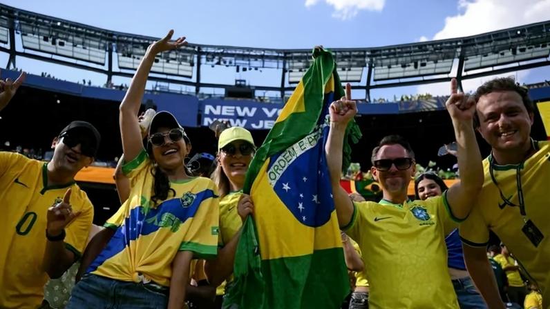 Torcedores brasileiros vibram no estádio antes da partida