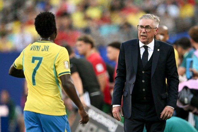 O Mister observa o jogo contra Marrocos: cinco dias para ajustar o time - (crédito: Mauro Pimentel/AFP)