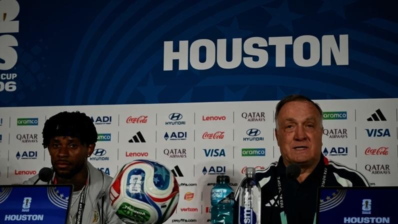 O técnico holandês de Curaçao, Dick Advocaat (à direita), concede uma entrevista coletiva ao lado do meio-campista de Curaçao, camisa 10, Leandro Bacuna, na véspera da partida de futebol do Grupo E da Copa do Mundo de 2026 contra a Alemanha, em Houston, em 13 de junho de 2026 - (crédito: RONALDO SCHEMIDT / AFP)