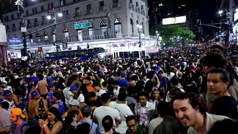 Torcedores do Knicks lotam as ruas em comemoração após a vitória do New York Knicks sobre o San Antonio Spurs no Jogo 5 das Finais da NBA, em Nova York, no dia 14 de junho de 2026 - (crédito: KENA BETANCUR / AFP)