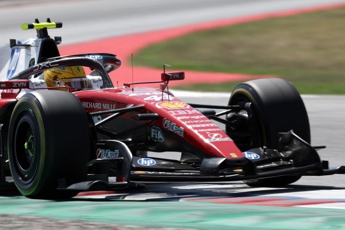 O piloto britânico da Ferrari, Lewis Hamilton, compete no Grande Prêmio da Catalunha de Fórmula 1 no Circuito da Catalunha em Montmeló, nos arredores de Barcelona, ??em 14 de junho de 2026 - (crédito: LLUIS GENE / AFP)