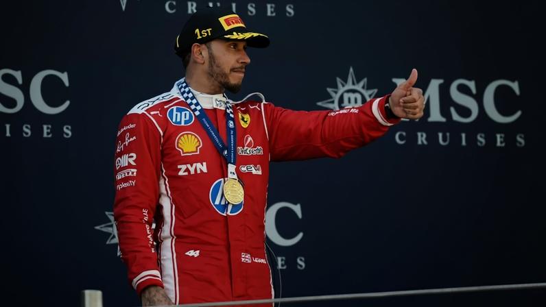 Depois de sofrer muito com o carro vermelho em 2025, o hexacampeão da Fórmula 1 vinha de um segundo lugar em Mônaco, semana passada, e celebrou o primeiro triunfo em Barcelona com direito a choro e muita emoção - (crédito: Manaure QUINTERO / AFP)