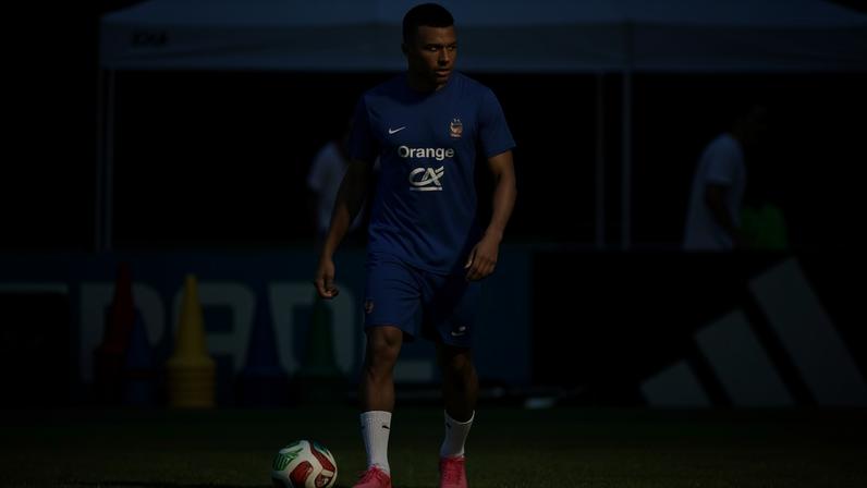 Artilheiro do Mundial de 2022, atacante do Real Madrid brilhou, também, no título de 2018. Objetivo é manter desempenho na edição de 2026 - (crédito: Franck Fife/AFP)