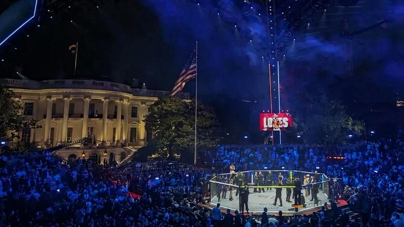 O brasileiro Diego Lopes sentado no octógono, para a luta na categoria peso-pena contra o americano Steve Garcia no UFC Freedom 250.