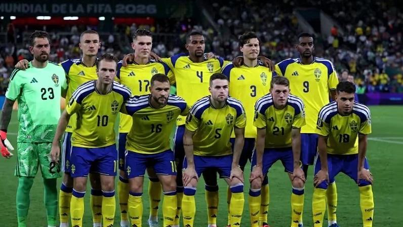 Jogadores da Suécia posam para uma foto antes da partida de futebol do Grupo F da Copa do Mundo de 2026 entre Suécia e Tunísia, no Estádio de Monterrey, em Guadalupe, em 14 de junho de 2026 - (crédito: JULIO CESAR AGUILAR / AFP)