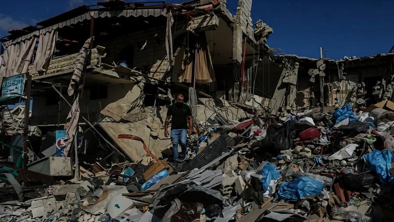 Um homem inspeciona sua casa destruída ao retornar para sua aldeia natal de Tibnin, no sul do Líbano, em 15 de junho de 2026 - (crédito: MAHMOUD ZAYYAT / AFP)