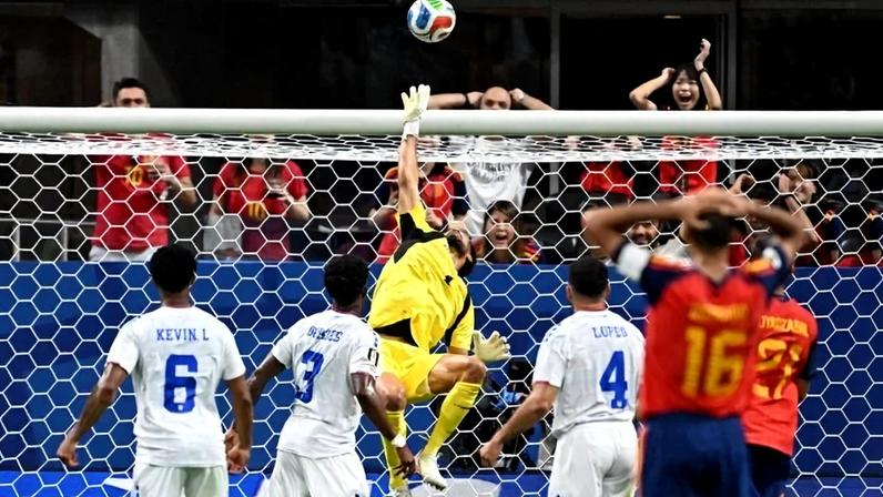 Destaque da Seleção de Cabo Verde, o goleiro Vozinha fecha o gol na estreia contra a poderosa Espanha e garante o primeiro ponto do país na Copa - (crédito: ROBERTO SCHMIDT / AFP)