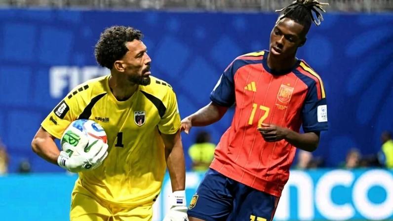 O goleiro de Cabo Verde, nº 01 Vozinha (E), segura a bola em frente ao atacante espanhol, nº 17 Nico Williams (D), durante a partida de futebol do Grupo H da Copa do Mundo de 2026 entre Espanha e Cabo Verde, no Estádio de Atlanta, em Atlanta, em 15 de junho de 2026 - (crédito: ROBERTO SCHMIDT / AFP)