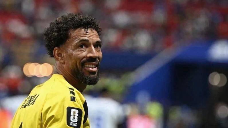 Vozinha comemora empate por 0 x 0 contra a Espanha enquanto deixa o gramado da partida - (crédito: AFP)