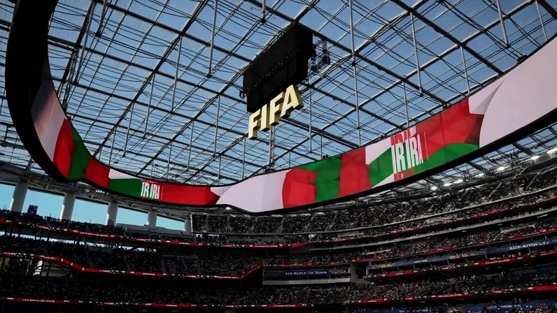 Um telão exibe o nome da seleção do Irã antes da partida de futebol do Grupo G da Copa do Mundo de 2026 entre Irã e Nova Zelândia, no Los Angeles Stadium. - (crédito: Patrick T. Fallon / AFP)