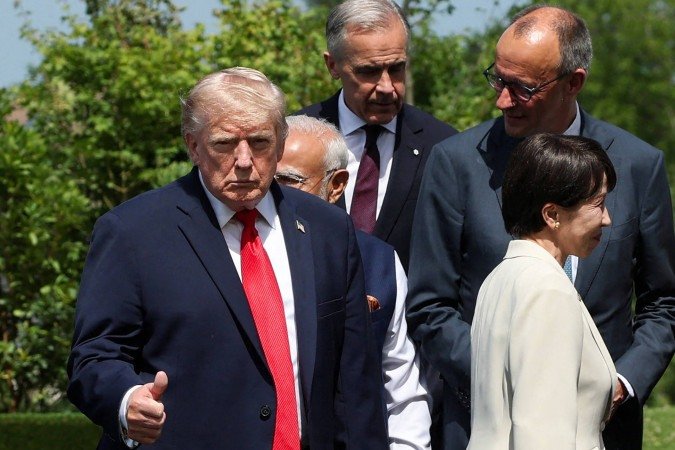 Trump diante dos premiês Mark Carney (Canadá) e Sanae Takaichi (Japão) e do chanceler alemão, Friedrich Merz, em Evian, nos Alpes franceses - (crédito: Isabel Infantes/AFP)
