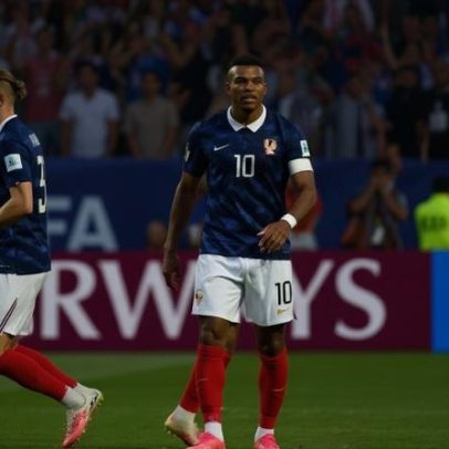 Mbappé faz dois gols e vira maior artilheiro da França