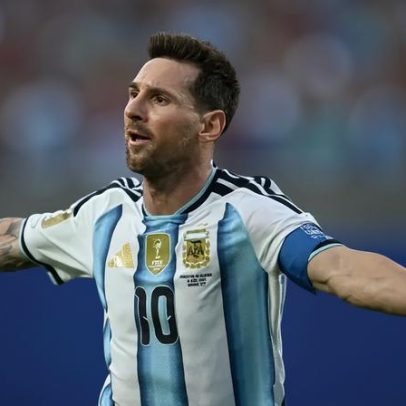 Messi faz hat-trick na estreia e iguala Klose na artilharia das Copas