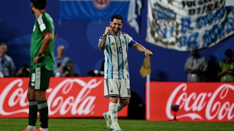 O atacante argentino número 10, Lionel Messi, comemora o terceiro gol de sua equipe durante a partida do Grupo J da Copa do Mundo de 2026 entre Argentina e Argélia, no Estádio de Kansas City, em Kansas City, em 16 de junho de 2026 - (crédito: ROBERTO SCHMIDT / AFP)