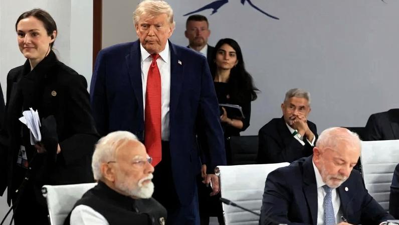Trump e Lula na reunião do G7, semana passada, na França: chefe do Planalto mandou recado para republicano não "se meter" na eleição brasileira - (crédito: AFP)
