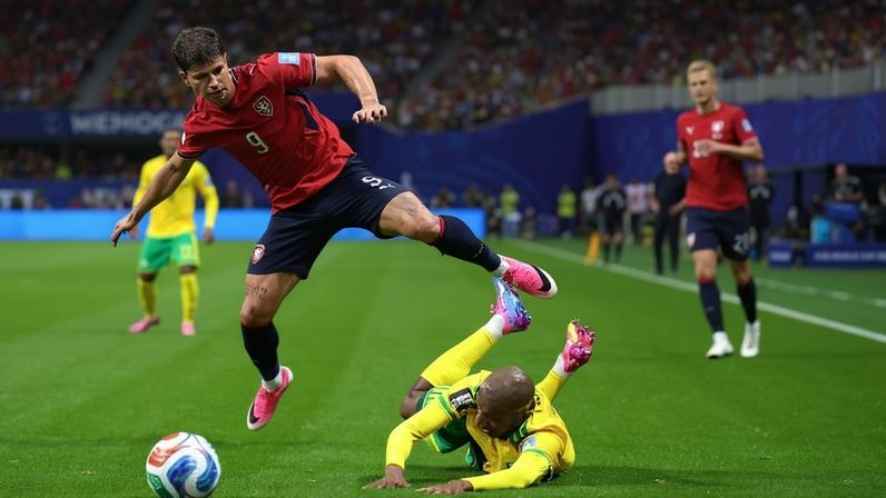 Khuliso Mudau, da África do Sul disputa a bola com Adam Hlozek, da Tchéquia durante a Copa do Mundo - (crédito: Alex Slitz / GETTY IMAGES NORTH AMERICA / Getty Images via AFP))