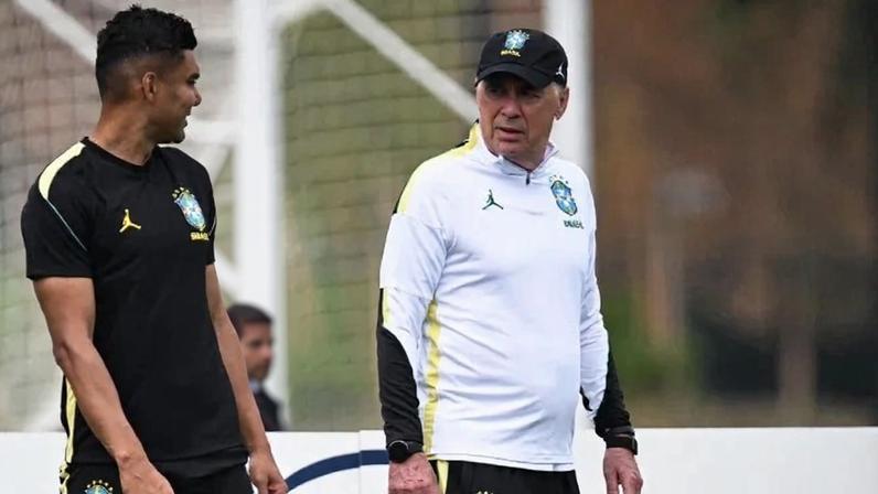 O técnico italiano da seleção brasileira, Carlo Ancelotti (à direita), e o meio-campista brasileiro número 5, Casemiro, participam de um treino MD-1 no Centro de Treinamento Columbia Park, em Morristown, Nova Jersey, em 18 de junho de 2026 - (crédito: MAURO PIMENTEL / AFP)