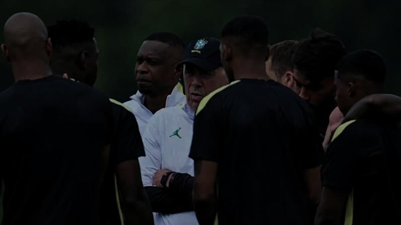 O técnico italiano da seleção brasileira, Carlo Ancelotti (C), conversa com seus jogadores durante um treino da primeira rodada no Centro de Treinamento Columbia Park, em Morristown, Nova Jersey, em 18 de junho de 2026 - (crédito: MAURO PIMENTEL / AFP)