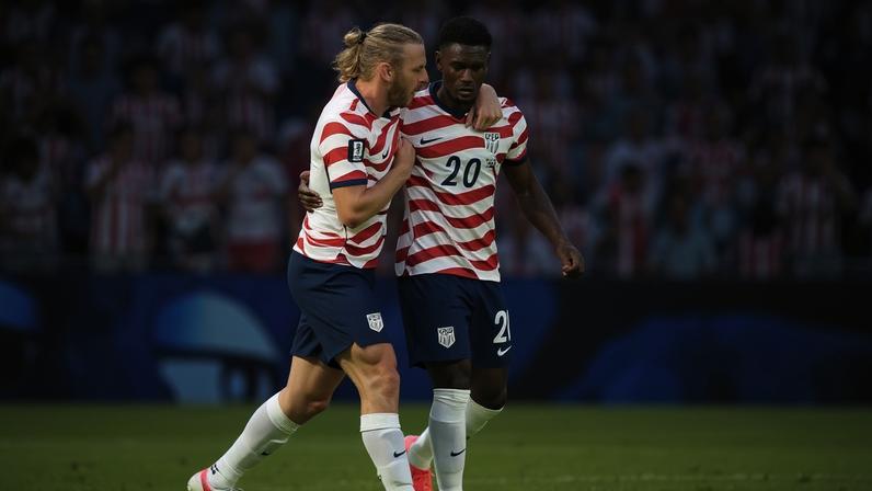 O zagueiro Tim Ream e o atacante Folarin Balogun, da seleção dos Estados Unidos, comemoram gol - (crédito: Fran Santiago / AFP)