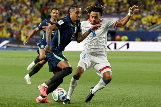 Brazil's forward #11 Raphinha and Haiti's defender #08 Martin Experience fight for the ball during the 2026 World Cup Group C football match between Brazil and Haiti at the Philadelphia Stadium in Philadelphia on June 19, 2026. (Photo by ROBERTO SCHMIDT / AFP)