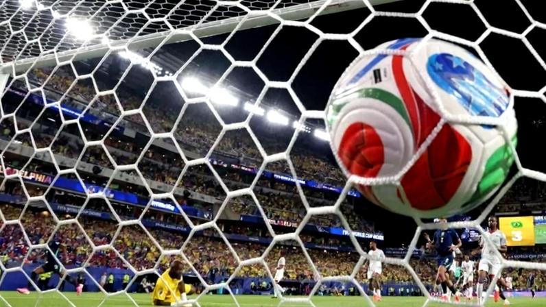 O futebol possui uma força especial porque combina simplicidade e emoção - (crédito: CHARLY TRIBALLEAU / AFP)