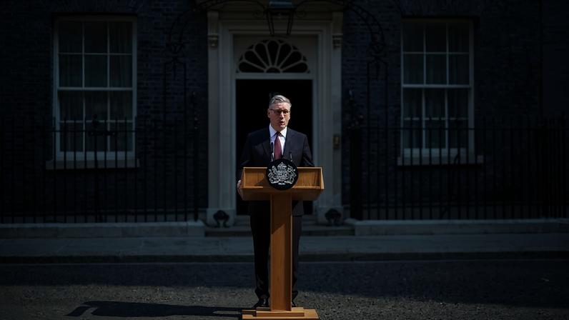 Keir Starmer faz pronunciamento emocionado diante de 10 Downing Street, em Londres - (crédito: Henry Nicholls/AFP)