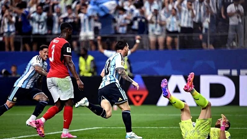 Lionel Messi corre para o abraço após abrir o placar para a Argentina durante confronto contra a Áustria, pela segunda rodada da fase de grupos da Copa do Mundo de 2026 - (crédito: AFP)