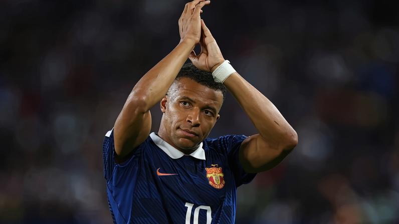 Kylian Mbappe #10 da França aplaude os fãs que compareceram ao Philadelphia Stadium
