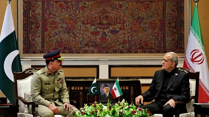 O presidente do Irã, Masoud Pezeshkian, discute a paz com o chefe do Exército do Paquistão, Asim Munir, em Islamabad - (crédito: Pakistan's Inter-Services Public Relations/AFP)
