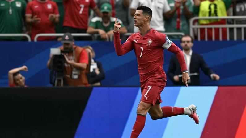 Cristiano Ronaldo se tornou o primeiro jogador a marcar gols em seis edições diferentes de Copas do Mundo - (crédito: Paul ELLIS / AFP)