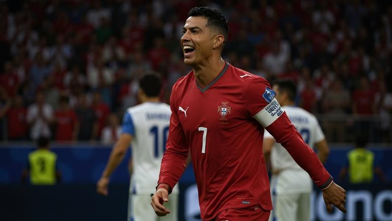 Cristiano Ronaldo fez dois gols e liderou vitória de Portugal contra Uzbequistão - (crédito: Paul ELLIS / AFP)