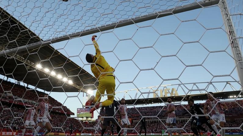 Goleiro croata foi fundamental para a vitória da seleção europeia. Ele é um velho conhecido da torcida brasileira - (crédito: COLE BURSTON / AFP)