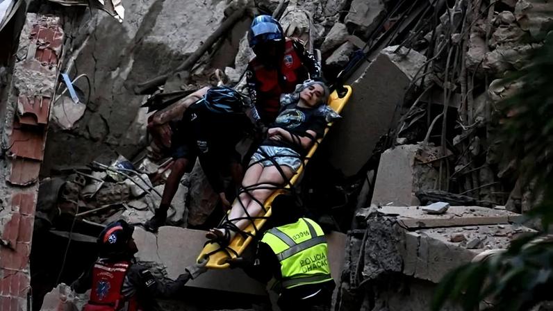 Socorristas retiram ferido de escombros: hospitais lotados - (crédito: Juan Barreto/AFP)