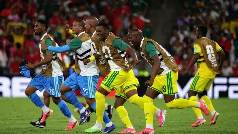 Sul-africanos comemoram a vitória que garantiu a classificação histórica à fase de mata-mata - (crédito: Julio Cesar AGUILAR / AFP)