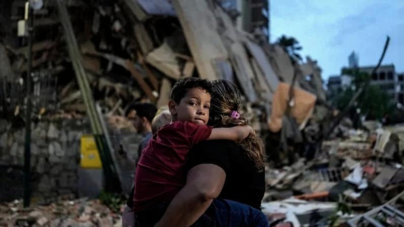 Pessoas passam por um prédio que desabou após um terremoto em Caracas, em 25 de junho de 2026. - (crédito: AFP)