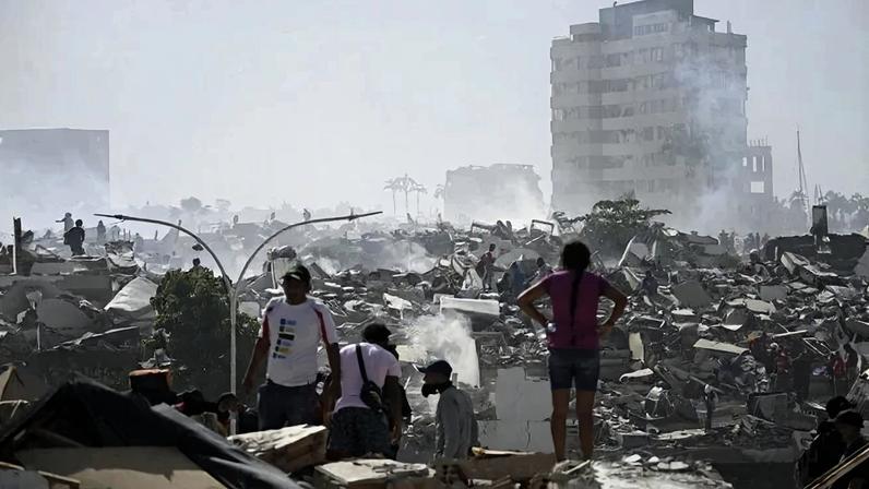 Voluntários buscam possíveis vítimas em escombros de edifício em Caraballeda, no estado de La Guaira - (crédito: Federico Parra/AFP)