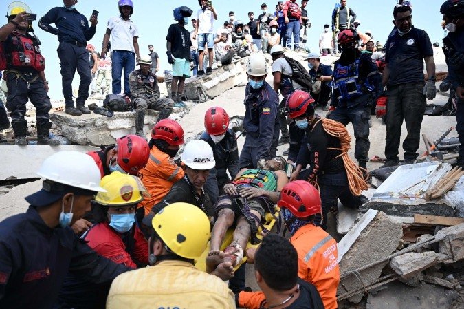 Mil profissionais de resgate já atuam em La Guaira e outras regiões devastadas, enquanto a ajuda humanitária internacional cresce - (crédito: Federico Parra/AFP)
