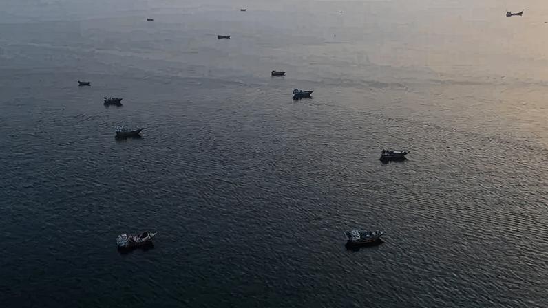 Navios no Estreito de Ormuz: guerra volta a escalar - (crédito: AFP)
